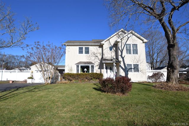 7 Maple Road, Middle Island, NY 11953