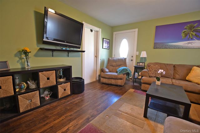 7 Maple Road, Middle Island, NY 11953