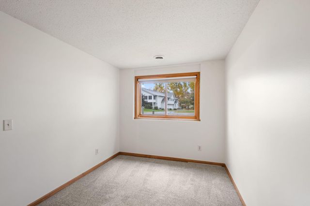 3708 Gershwin Lane N, Oakdale, MN 55128