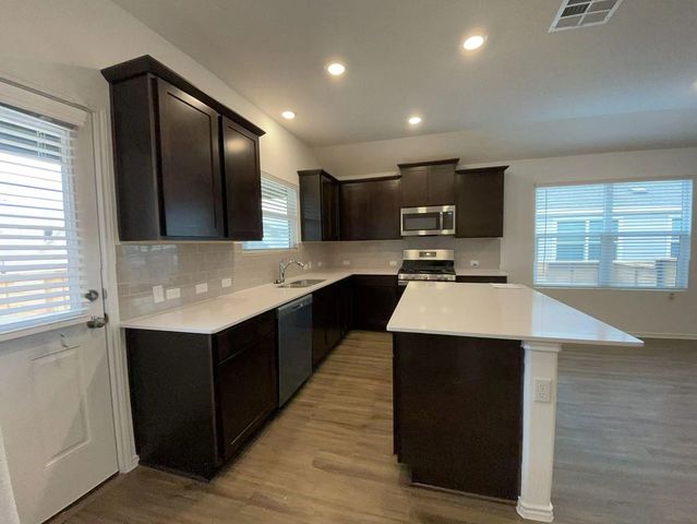 125 Madrid, Kyle, TX 78640