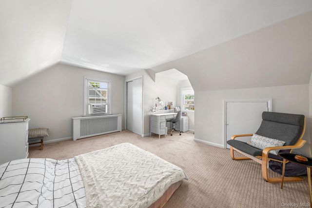 32 Broadway, New Hyde Park, NY 11040