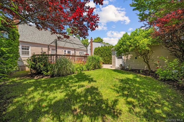32 Broadway, New Hyde Park, NY 11040