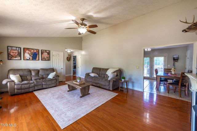 850 Topeka Drive, Mount Carmel, TN 37645