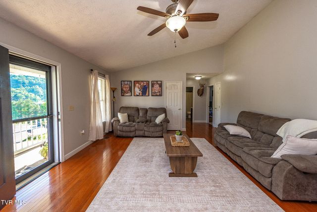 850 Topeka Drive, Mount Carmel, TN 37645