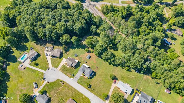 850 Topeka Drive, Mount Carmel, TN 37645