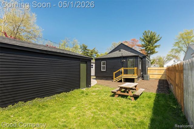 23393 Hoover Avenue, Hazel Park, MI 48030