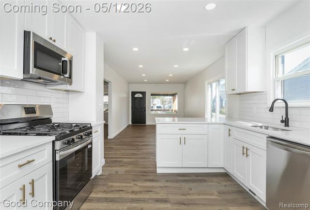 23393 Hoover Avenue, Hazel Park, MI 48030