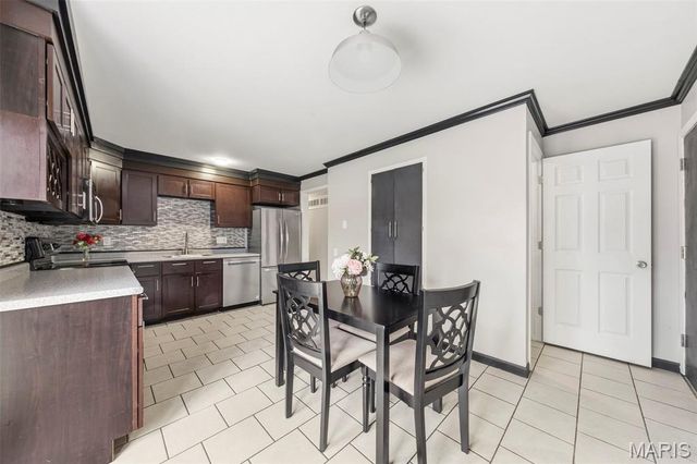 11950 Meadow Grove Court, Maryland Heights, MO 63043