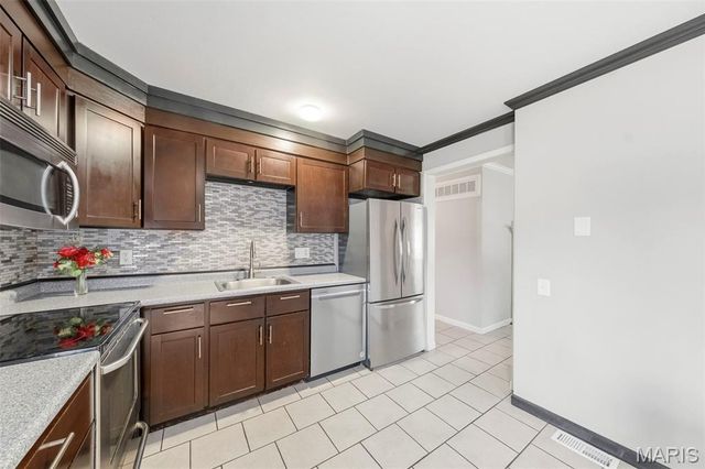 11950 Meadow Grove Court, Maryland Heights, MO 63043