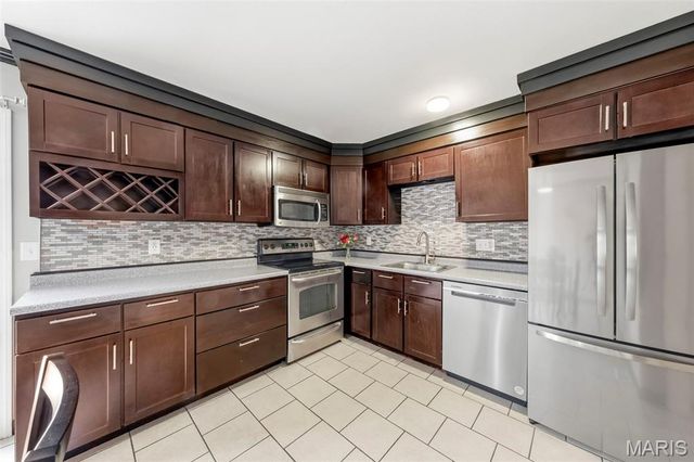 11950 Meadow Grove Court, Maryland Heights, MO 63043