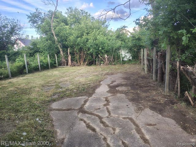 8860 Appoline Street, Detroit, MI 48228