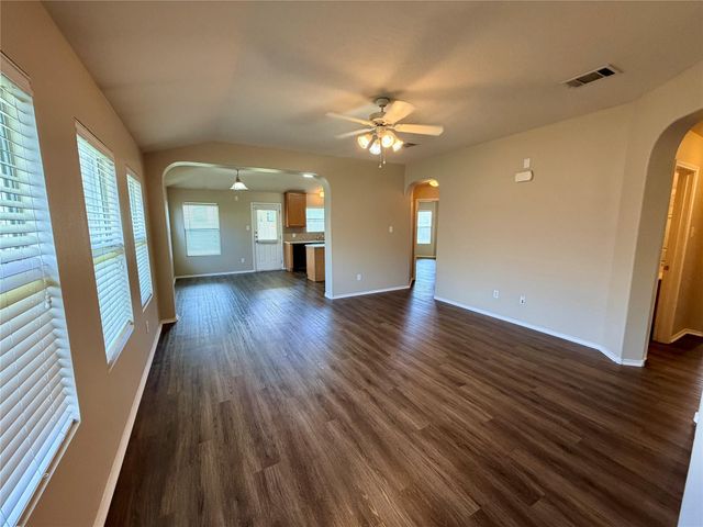 516 W South ST, Leander, TX 78641