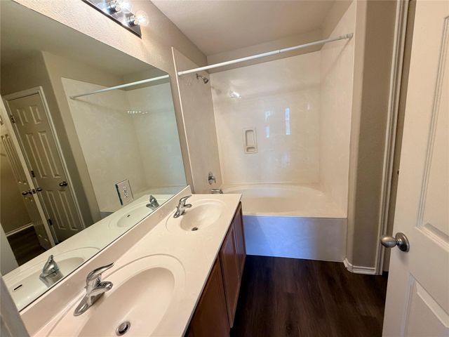 516 W South ST, Leander, TX 78641