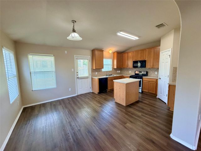 516 W South ST, Leander, TX 78641