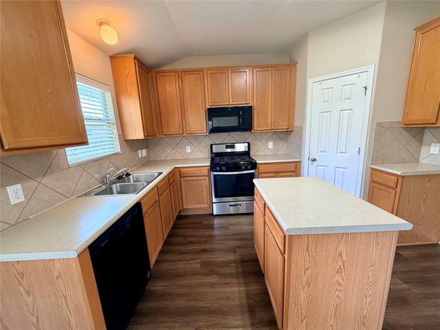 516 W South ST, Leander, TX 78641