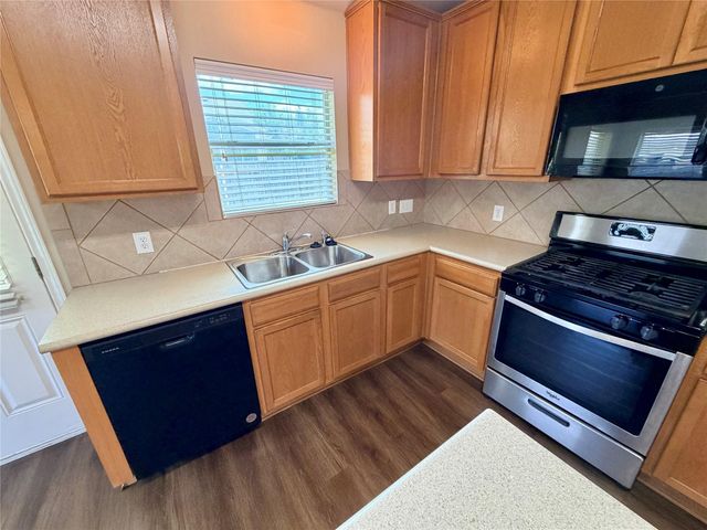 516 W South ST, Leander, TX 78641