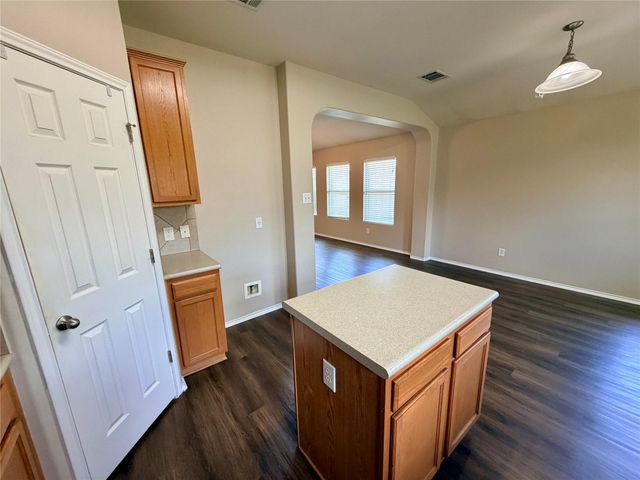516 W South ST, Leander, TX 78641