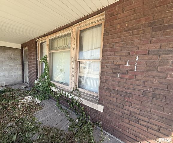 39 S CHAMBERS Street, Galesburg, IL 61401