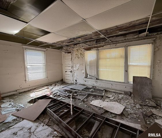 39 S CHAMBERS Street, Galesburg, IL 61401