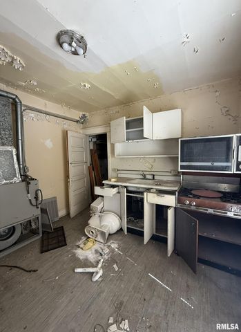 39 S CHAMBERS Street, Galesburg, IL 61401