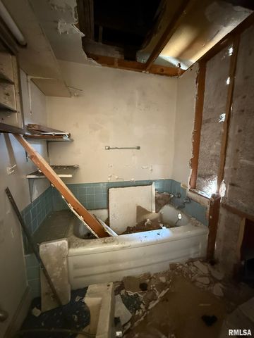 39 S CHAMBERS Street, Galesburg, IL 61401