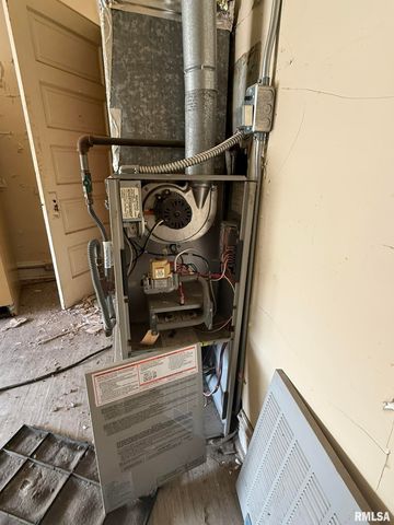 39 S CHAMBERS Street, Galesburg, IL 61401