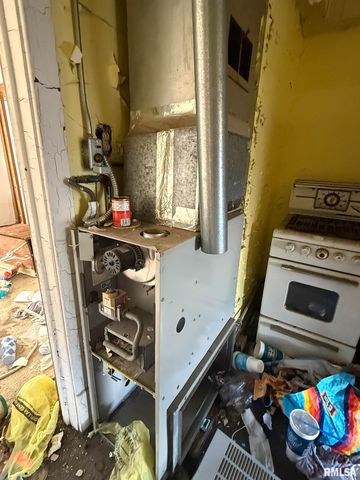 39 S CHAMBERS Street, Galesburg, IL 61401