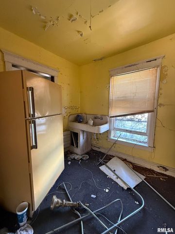 39 S CHAMBERS Street, Galesburg, IL 61401