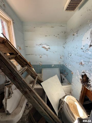 39 S CHAMBERS Street, Galesburg, IL 61401