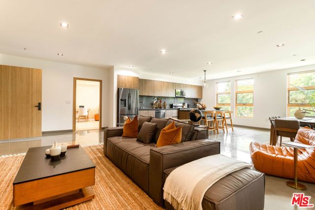 547 N Sweetzer Avenue 303, West Hollywood, CA 90048