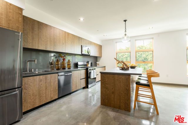 547 N Sweetzer Avenue 303, West Hollywood, CA 90048