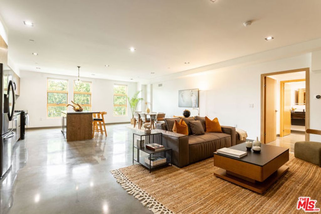 547 N Sweetzer Avenue 303, West Hollywood, CA 90048