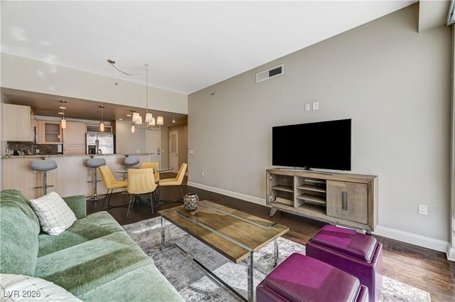 150 Las Vegas Boulevard 1811, Las Vegas, NV 89101