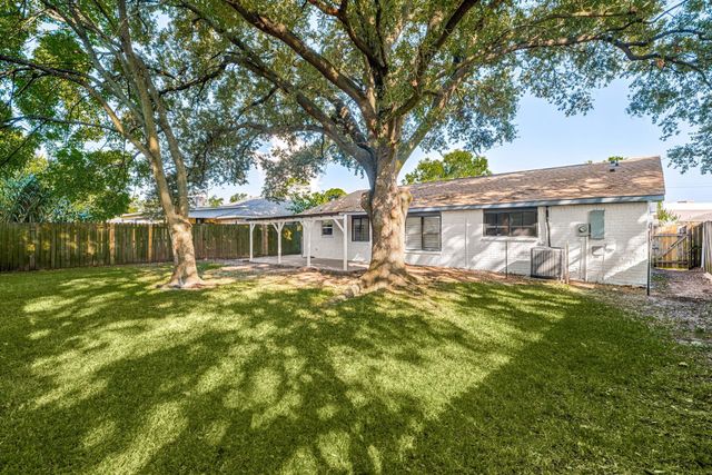 9806 Thrush Street, La Porte, TX 77571