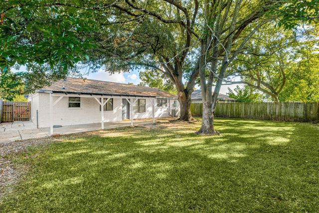 9806 Thrush Street, La Porte, TX 77571