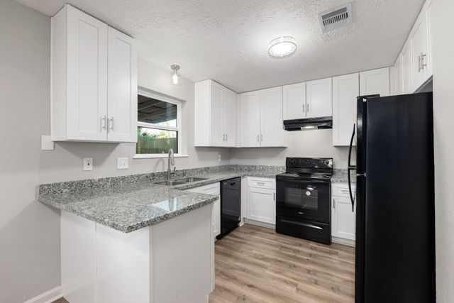 9806 Thrush Street, La Porte, TX 77571