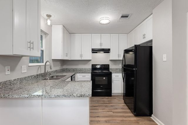 9806 Thrush Street, La Porte, TX 77571