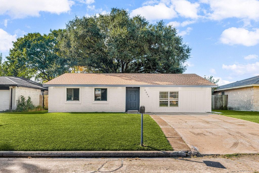 9806 Thrush Street, La Porte, TX 77571