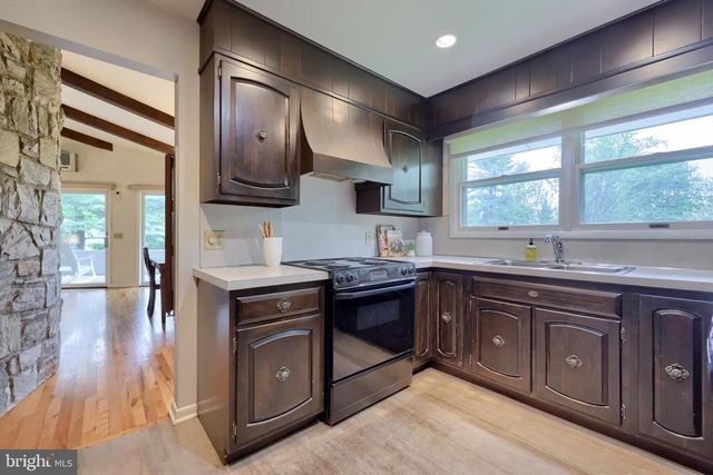9 LARK LN, Lancaster, PA 17603