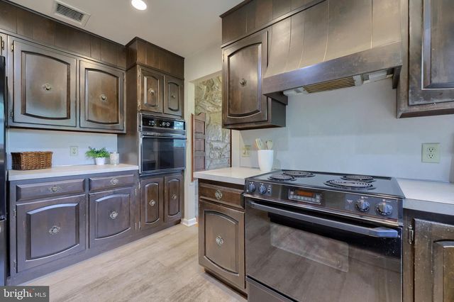 9 LARK LN, Lancaster, PA 17603