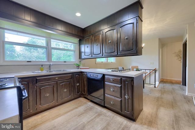 9 LARK LN, Lancaster, PA 17603