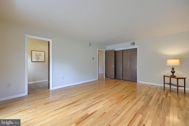9 LARK LN, Lancaster, PA 17603