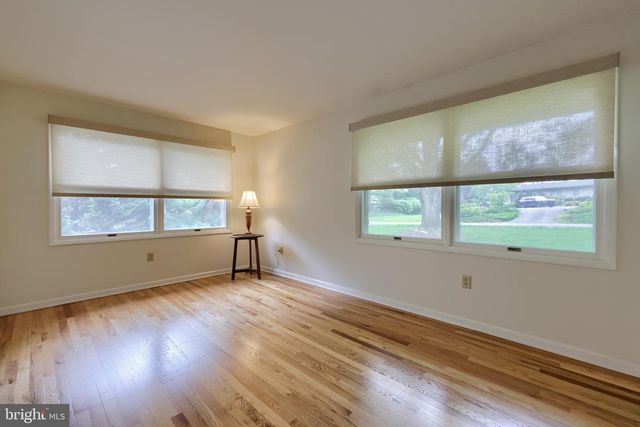 9 LARK LN, Lancaster, PA 17603