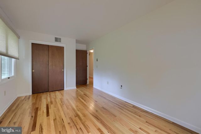 9 LARK LN, Lancaster, PA 17603