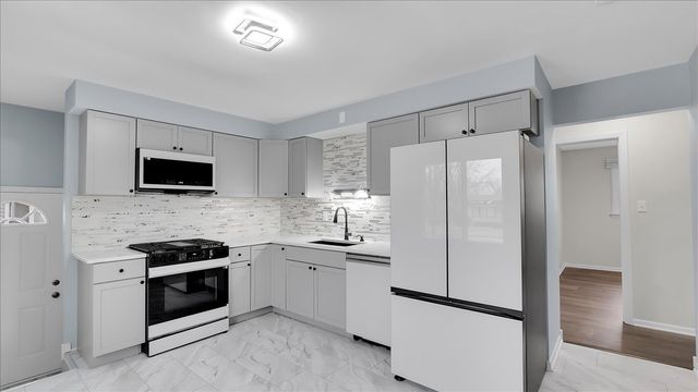 406 N Park Drive, Glenwood, IL 60425