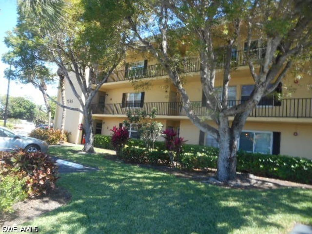 1086 Forest Lakes DR 9203, Naples, FL 34105