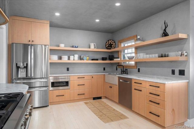 21 Old Colony Drive, Larchmont, NY 10538