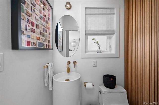 21 Old Colony Drive, Larchmont, NY 10538