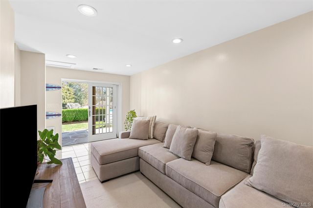 4 Meadow Lane, Westhampton Beach, NY 11978