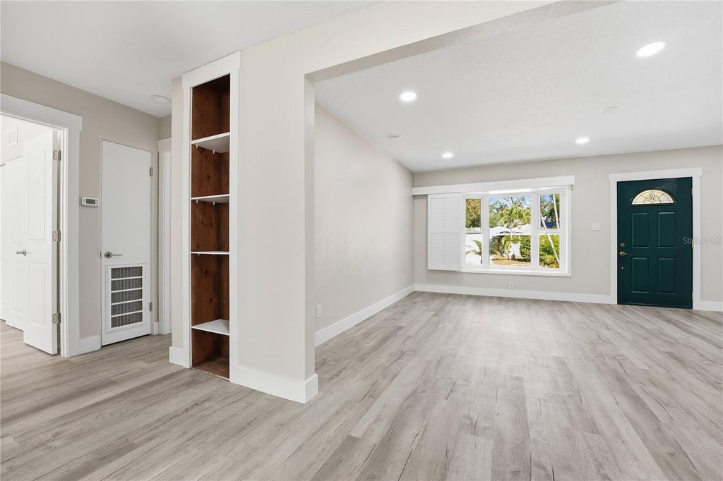 Image 11 of property listing at 3223 1ST AVENUE W, Bradenton, FL 34205